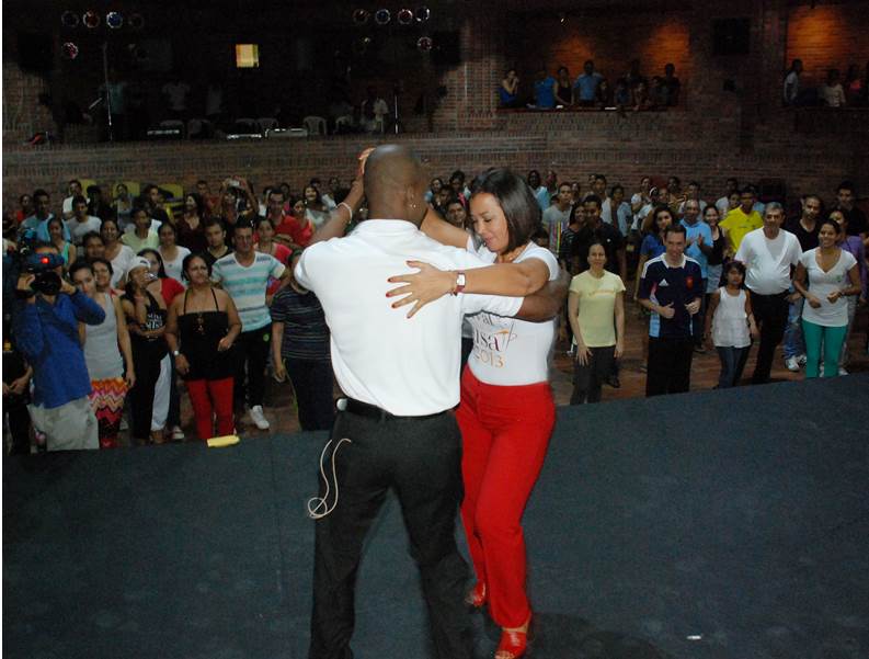 Aprendizaje de salsa todo un �xito para locales y for�neos que azotan baldosas