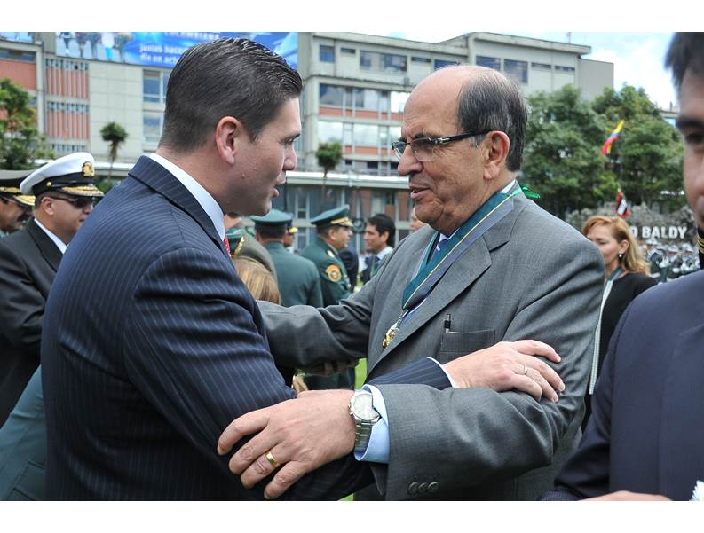 Alcalde de Cali, condecorado por Ministerio de Defensa