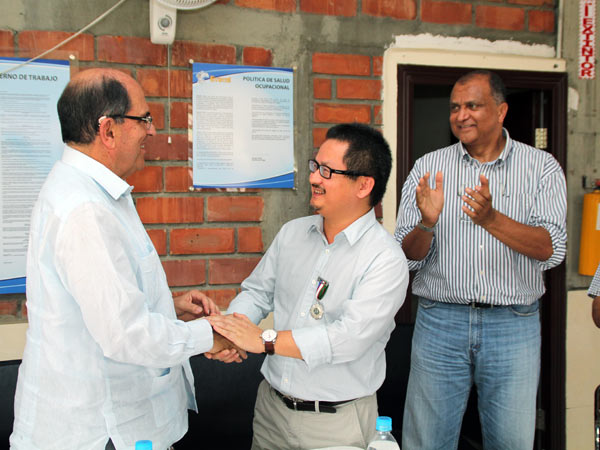 Alcald�a condecor� a empresa cale�a