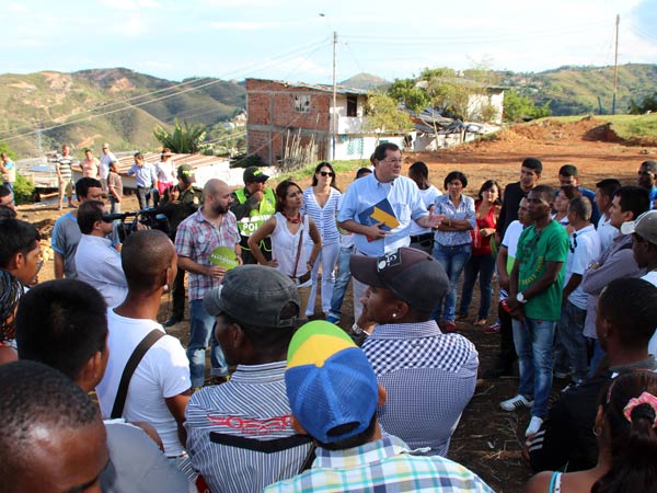 En Silo� ya disfrutan de m�s parques con ayuda de 80 personas desmovilizadas