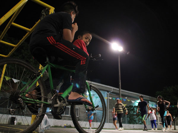 Entregan nuevos parques con cambio de iluminaci�n, en la comuna 13