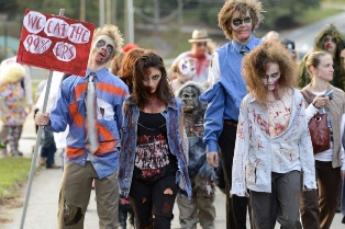 �Marcha Zombi� recorri� el centro de Cali con un mensaje contra la indiferencia