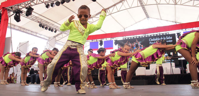 M�s de 600 ni�os mostraron su talento bailando salsa
