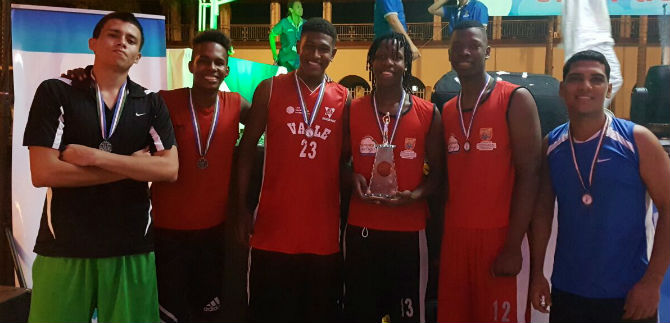 Primer Torneo de baloncesto y Banquitas present� sus campeones