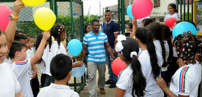 �scar Figueroa, un gigante de oro abrazado por los ni�os