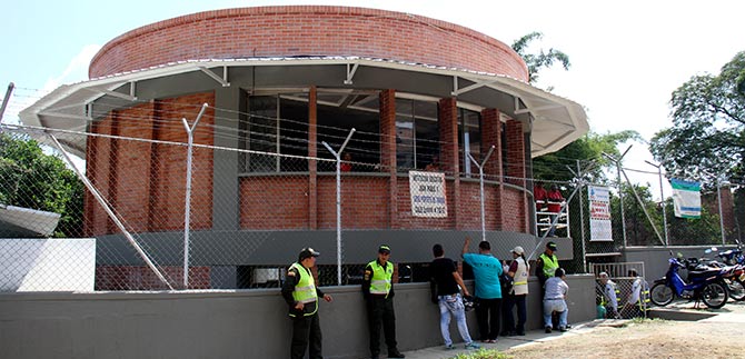 Educaci�n construye biblioteca, auditorio y aulas en la comuna 18