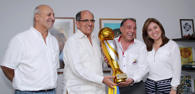 Por su apoyo y compromiso, Cali tambi�n alza la copa mundial de futbol de sal�n