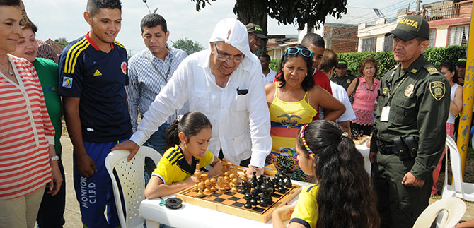 Alcalde de Cali resalt� logros del programa Ajedrez en las Comunas