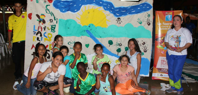 Cale�itos pintan murales de los Farallones por el Mundial de Atletismo
