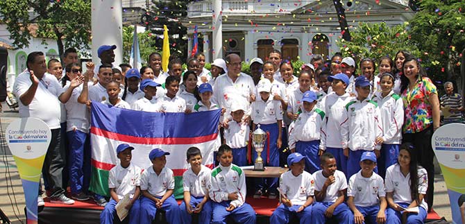 Al recibir trofeo de campeones, Alcalde destaca preparaci�n de deportistas cale�os