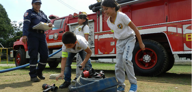 Hijos de los territorios T�OS se prepararon como bomberos de Cali