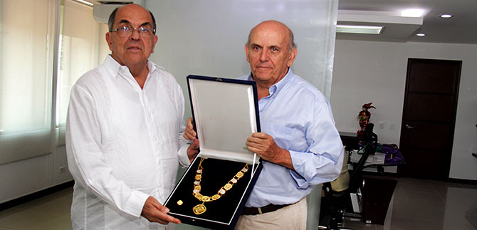 Alcalde Guerrero entreg� Cruz Gran Maestre al alcalde electo Armitage