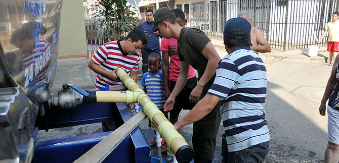 Emcali cuenta con varias l�neas de atenci�n para suplir de agua a comunas de ladera y norte