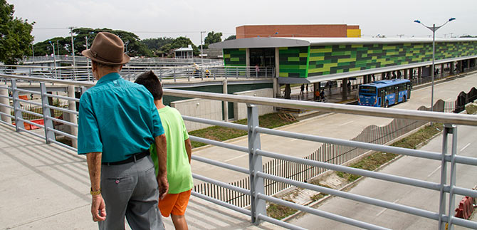 Administraci�n cale�a mejora la imagen de muchos puentes peatonales