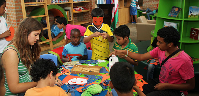 Vacaciones Creativas en la biblioteca p�blica de la Comuna 18