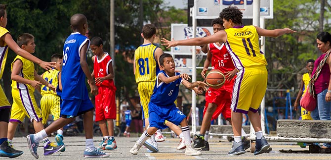 M�s de mil ni�os de toda Colombia, juegan baloncesto en un festival de color y alegr�a en Cali