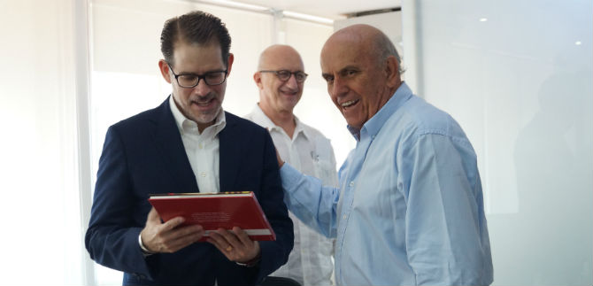 Alcalde Maurice Armitage recibi� visita protocolaria del Embajador del Per�