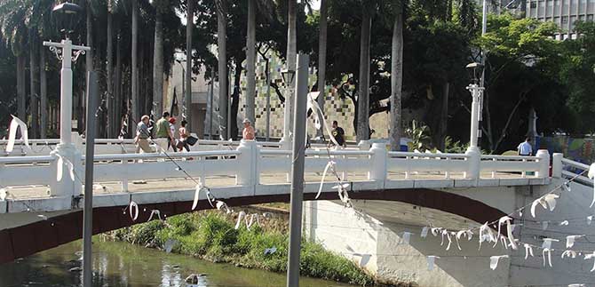 Puente Espa�a estrena placa con c�digo inform�tico
