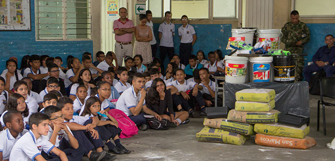 Adoptemos una escuela, en instituci�n educativa Carlos Holgu�n Lloreda