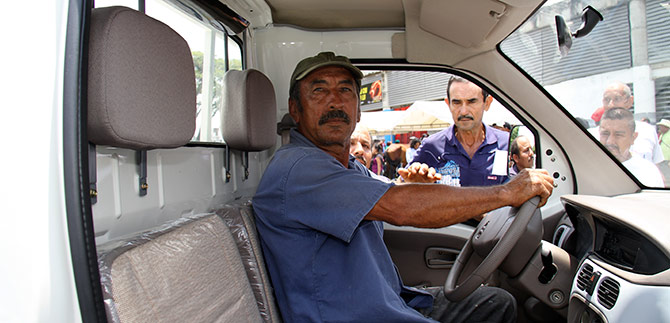 Carretilleros de la comuna 15 cambian forma de trabajar, apoyados por la Alcald�a