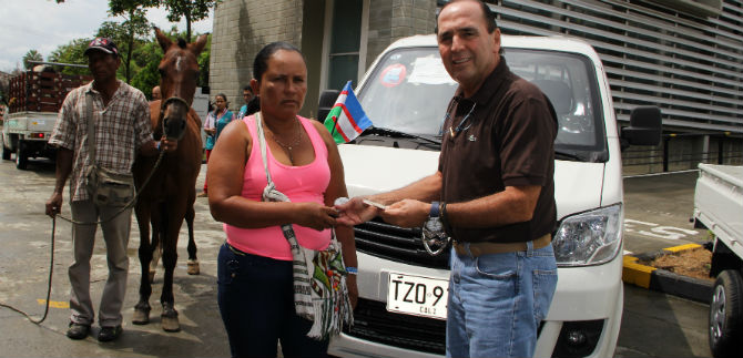 Tr�nsito contin�a con entrega de veh�culos a excarretilleros de Cali