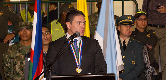 Alcald�a de Cali, concedi� La Cruz de Comendador a exministro Juan Carlos Pinz�n