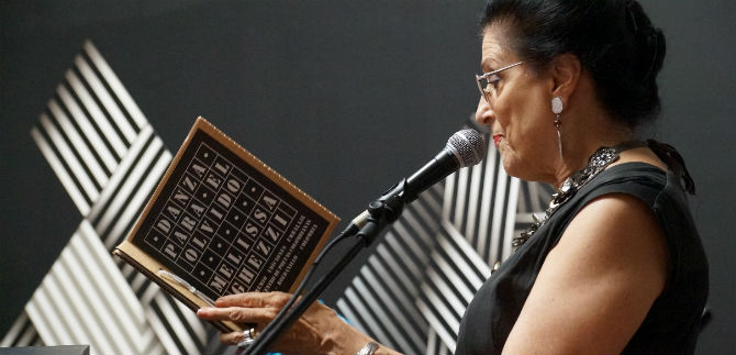 Conversatorio y lectura de poemas, con �gueda Pizarro en el teatro La M�scara