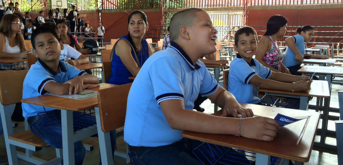 Alcald�a muestra producci�n de 10.000 pupitres m�s, elaborados por estudiantes