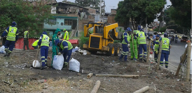 Limpia de basuras y escombros qued� la calle 26