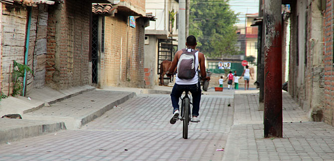 Habitantes de la comuna 15 celebran el adoquinamiento de sus v�as y el empleo generado