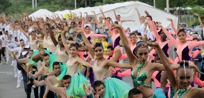 Bailarines afinan sus pasos y coreograf�as para la inauguraci�n de la Feria de Cali