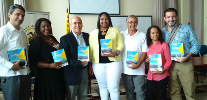 Asesor�a de Paz y academia se unen para formar a jueces de paz; consulte libro