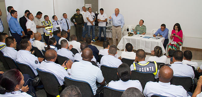 Entran m�s Guardas a regular la movilidad en Cali