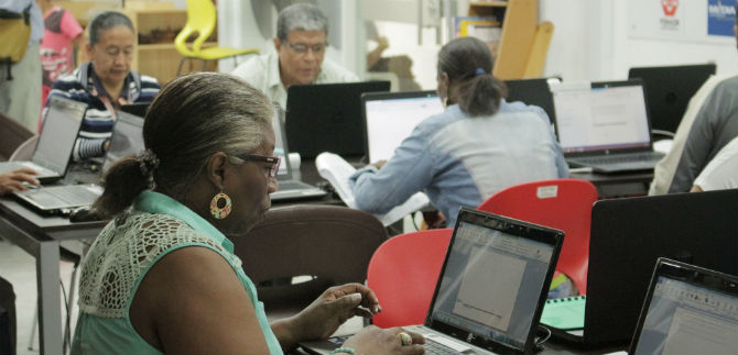 Inform�tica b�sica para adultos en la Biblioteca del Centenario