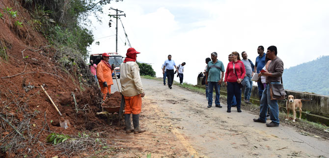Secretario de Infraestructura estuvo al frente de la remoci�n de material de monta�a que tapon� v�as rurales
