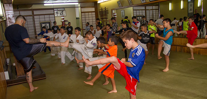 Ni�os de los sectores populares de Cali recibieron clase gratuita de Artes Marciales Mixtas