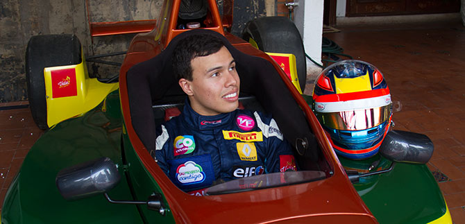 Oscar Tunjo, automovilista cale�o de la serie GP3, estar� presente con su auto de competencia en la Ciclovida