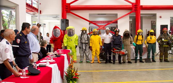 Alcalde de Cali inaugura Estaci�n de Bomberos en la Comuna 18