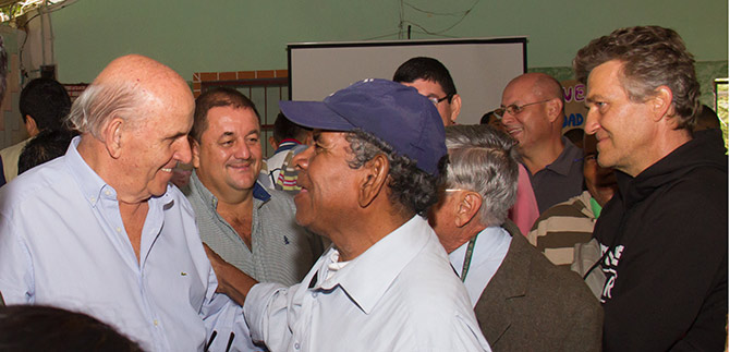 Alcalde de Cali Maurice Armitage madrug� a dialogar con la comunidad de La Elvira