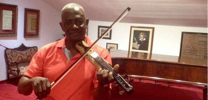 En Bellas Artes, el maestro Luis Edel Carabal� comparti� su historia en compa��a del viol�n