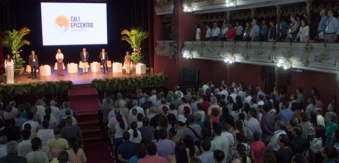 Participaci�n masiva en Cali Epicentro de Paz; urna y ponente, los protagonistas