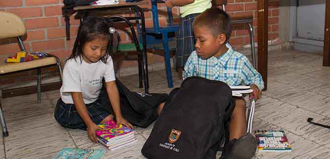 Kits escolares para ni�os y j�venes de la Comuna 20