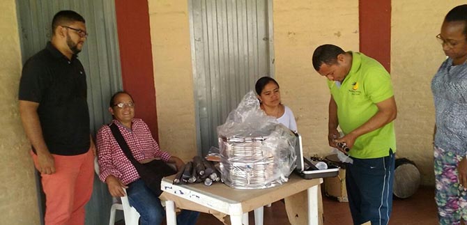 Entrega de dotaciones para fortalecer talleres art�sticos en Comunas y Corregimientos.