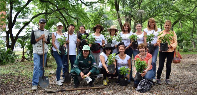 El r�o Cali  se llen� de flores gracias al trabajo de un grupo de mujeres