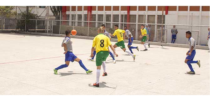 En f�tbol, Comuna 2 y Cuenca Norte cruzaron empate. La 17 gole� a  la 10 en  su primera salida