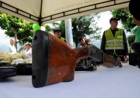 Suspenden permisos de porte de armas en la Comuna 16