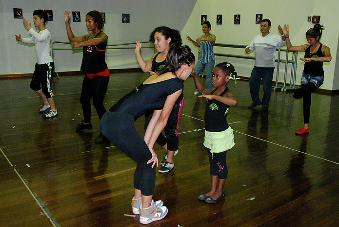 Administraci�n cale�a y universidad fortalecen semilleros de escuelas de salsa