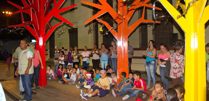 Cartas de Navidad de ni�os cale�os ya cuelgan de los �rboles de los deseos