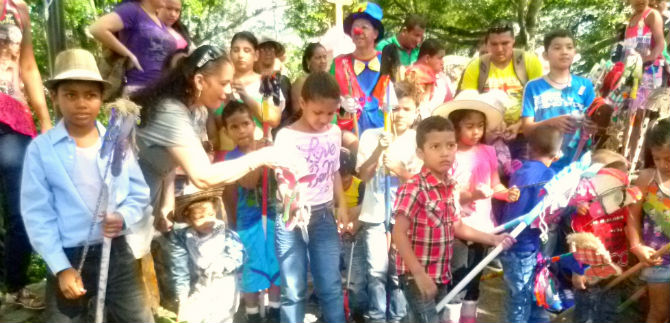 Ni�os cabalgaron en la Loma de la Cruz; artesanos se suman a la Feria