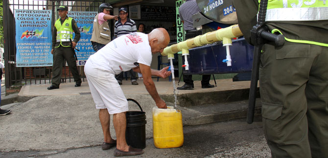 Ent�rese de los puntos donde se reparte agua potable, por suspensi�n del l�quido